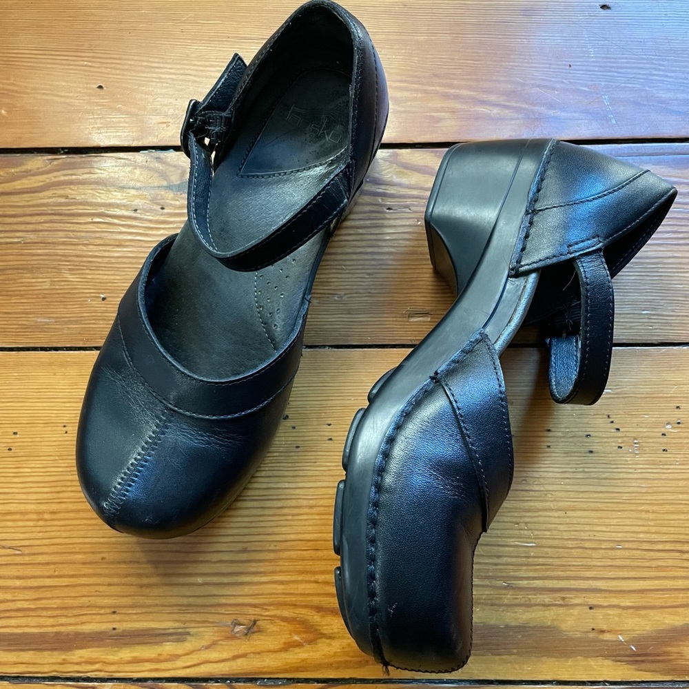 Dansko Mary Jane Closed Heel & Toe Clogs in Black Milled Leather. Women’s 39/8.5